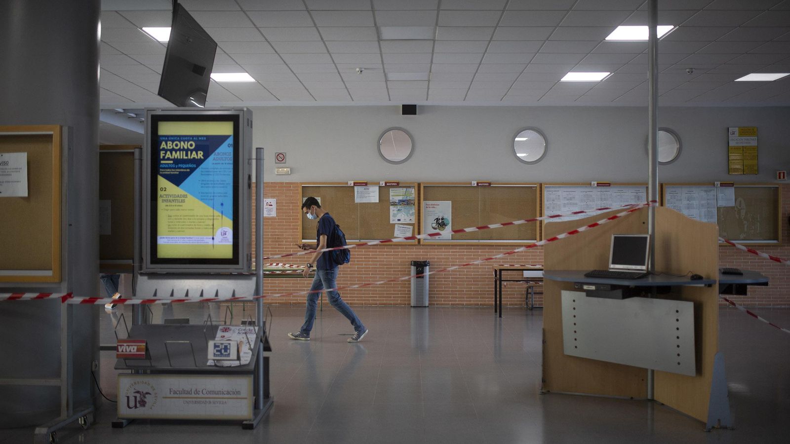 Zonas comunes precintadas en la Facultad de Comunicación.