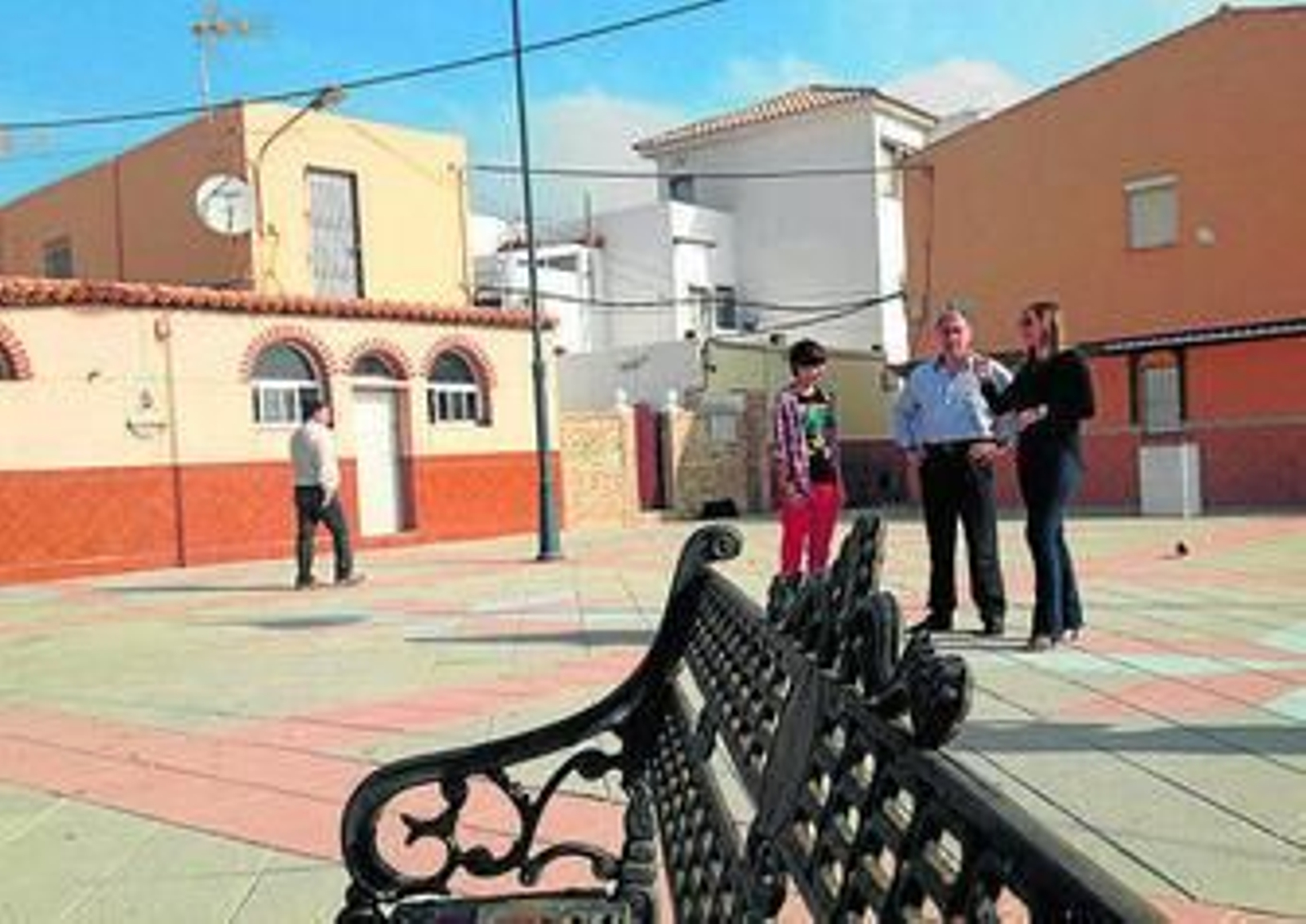 Imagen de la visita del alcalde a la plaza Virgen del Mar.