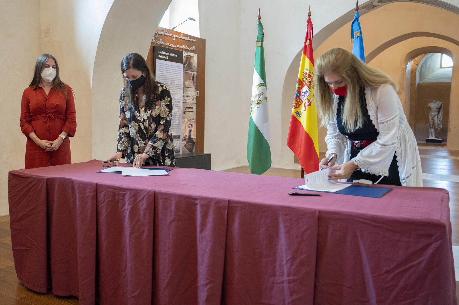 Firma del convenio entre el Ayuntamiento de San Fernando y la Asociación de Empresarios Turísticos de Cádiz.
