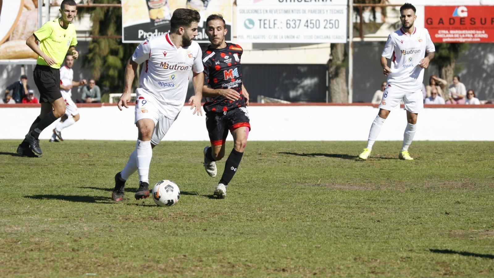 Víctor presiona al chiclanero Pablo.