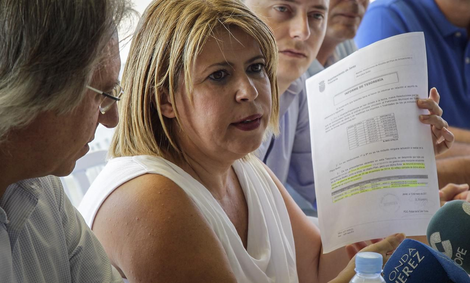 La alcaldesa muestra ayer el informe de Tesorería que aportó como prueba. La alcaldesa muestra ayer el informe de Tesorería que aportó como prueba.