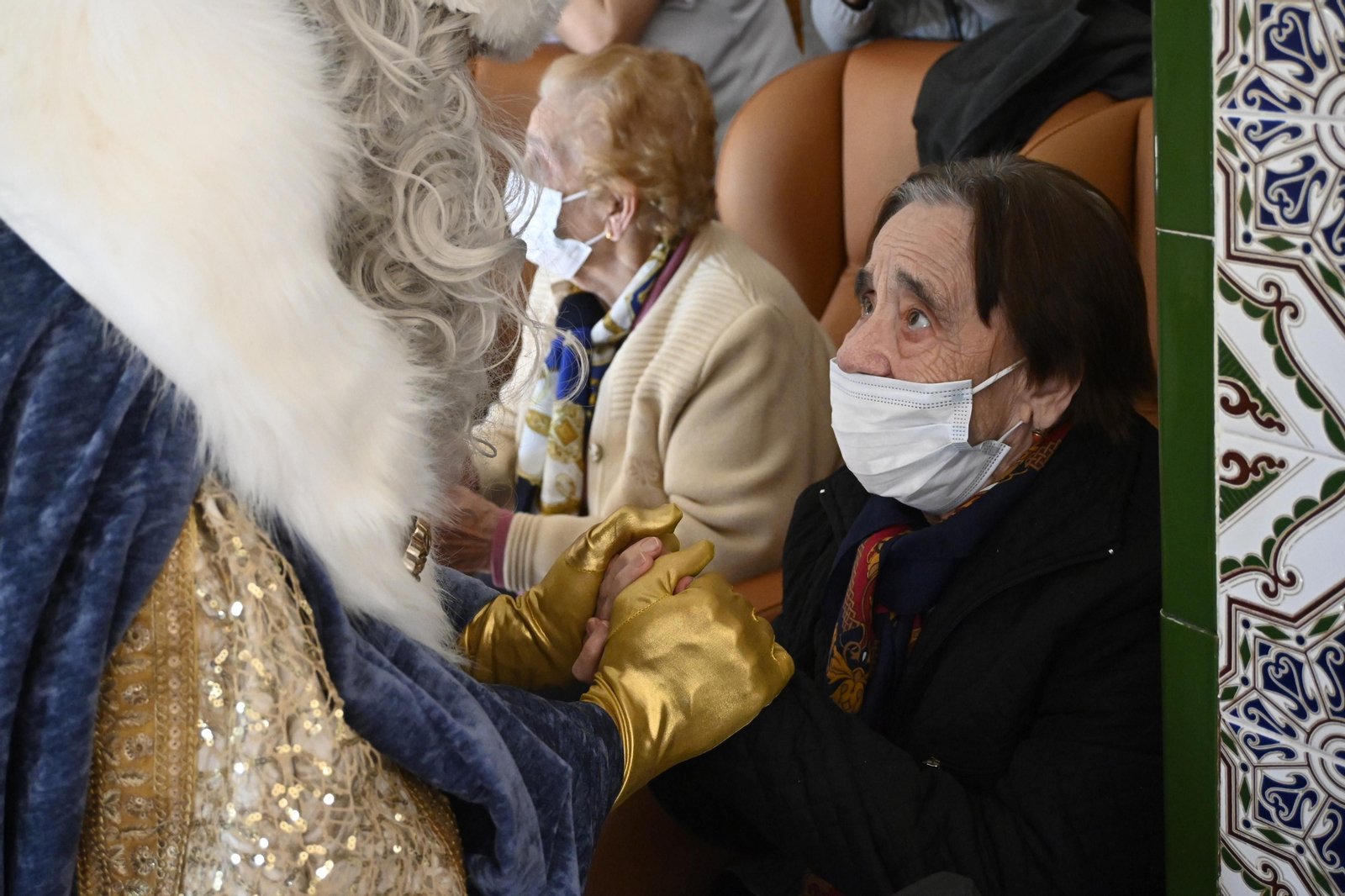 Visita de los Reyes Magos a los ancianos de los asilos de Huelva, en imágenes