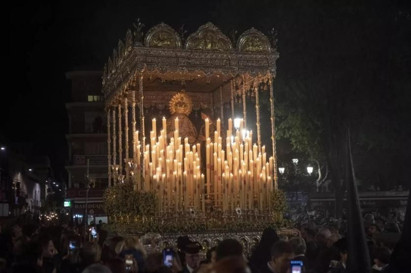 El palio de la Virgen de Consolación, exornado únicamente con ramilletes de azahar