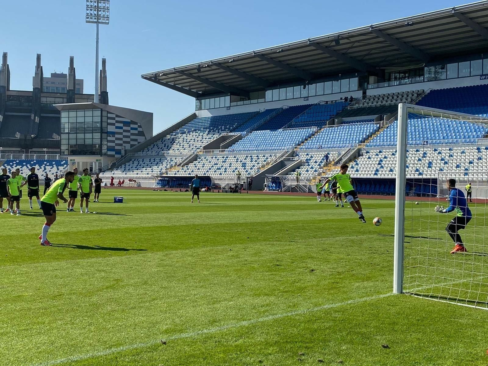 La selección de Gibraltar se entrena en el Estadio Fadil Vokrri en Prishtina, la capital de Kosovo,