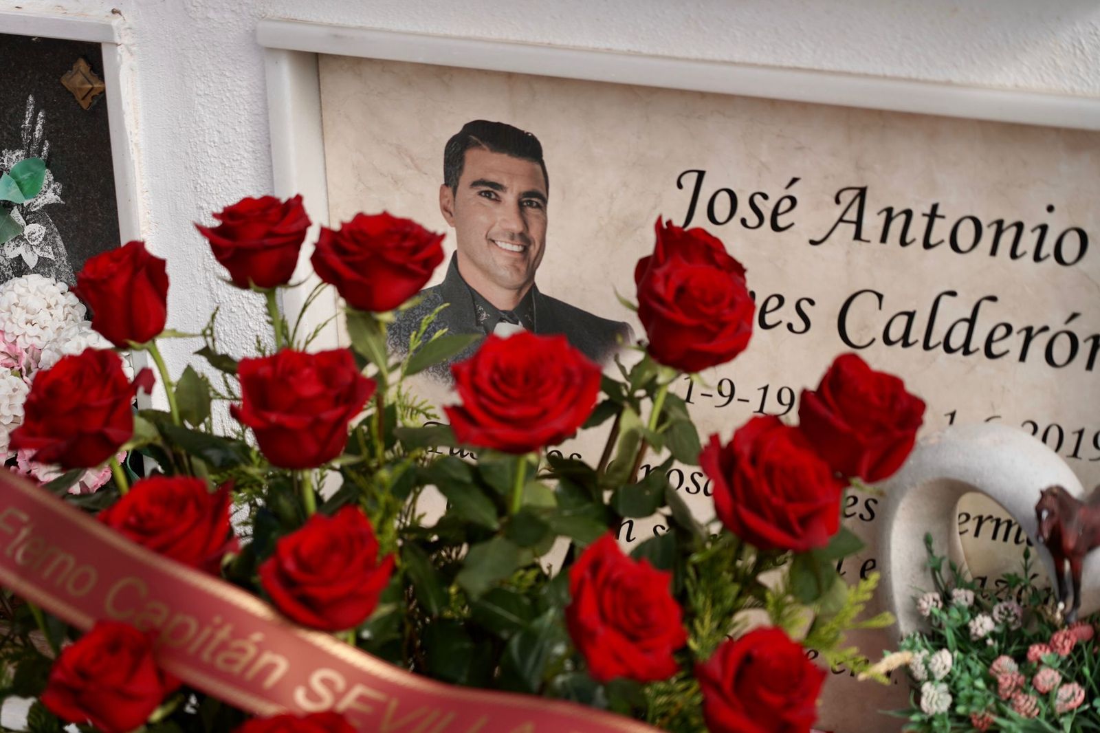 El ramo de flores del Sevilla ante el nicho con los restos mortales de José Antonio Reyes.