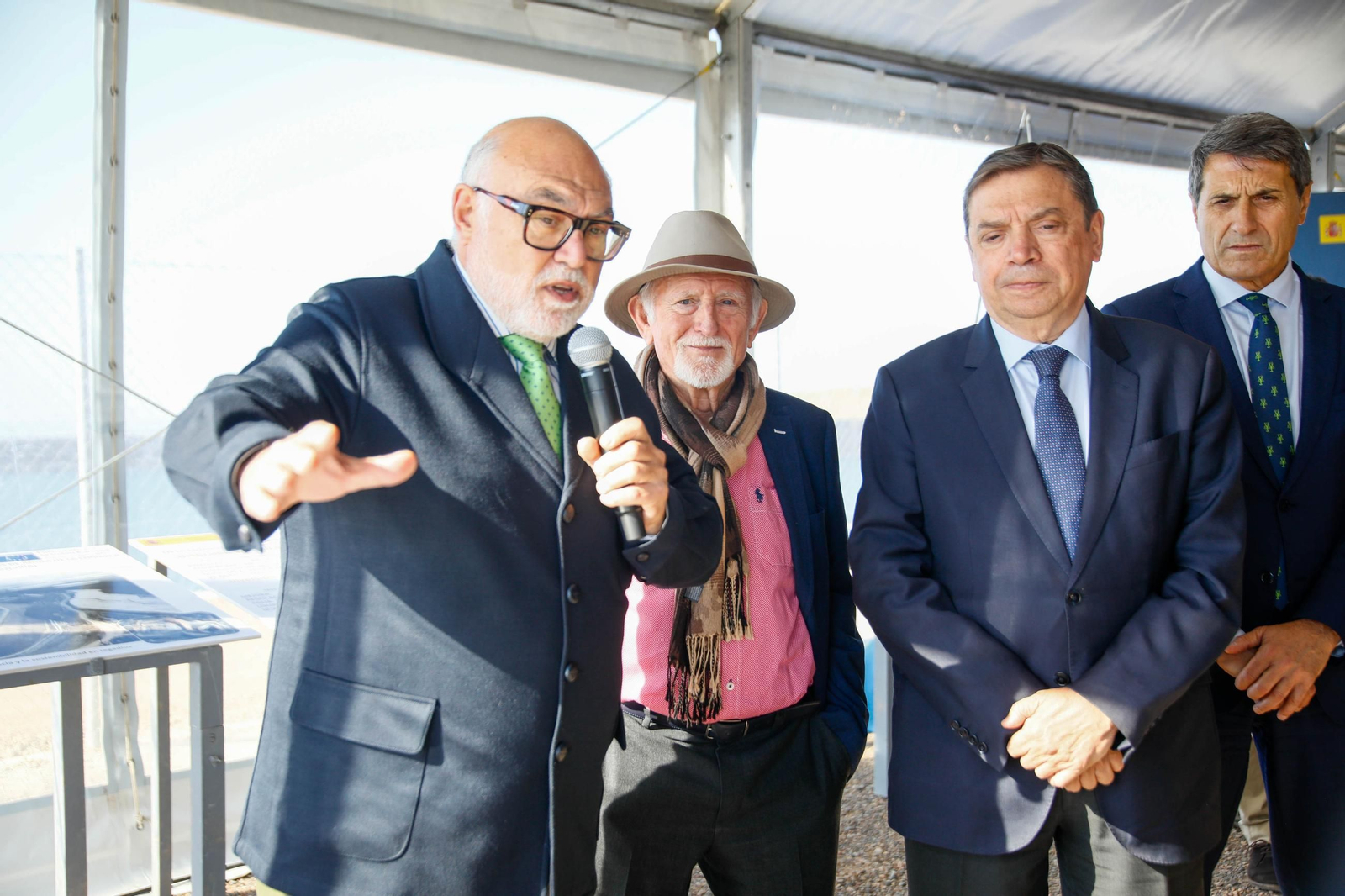 El ministro de Agricultura, Pesca y Alimentación, Luis Planas visita una de las balsas de la CUNC, en imágenes
