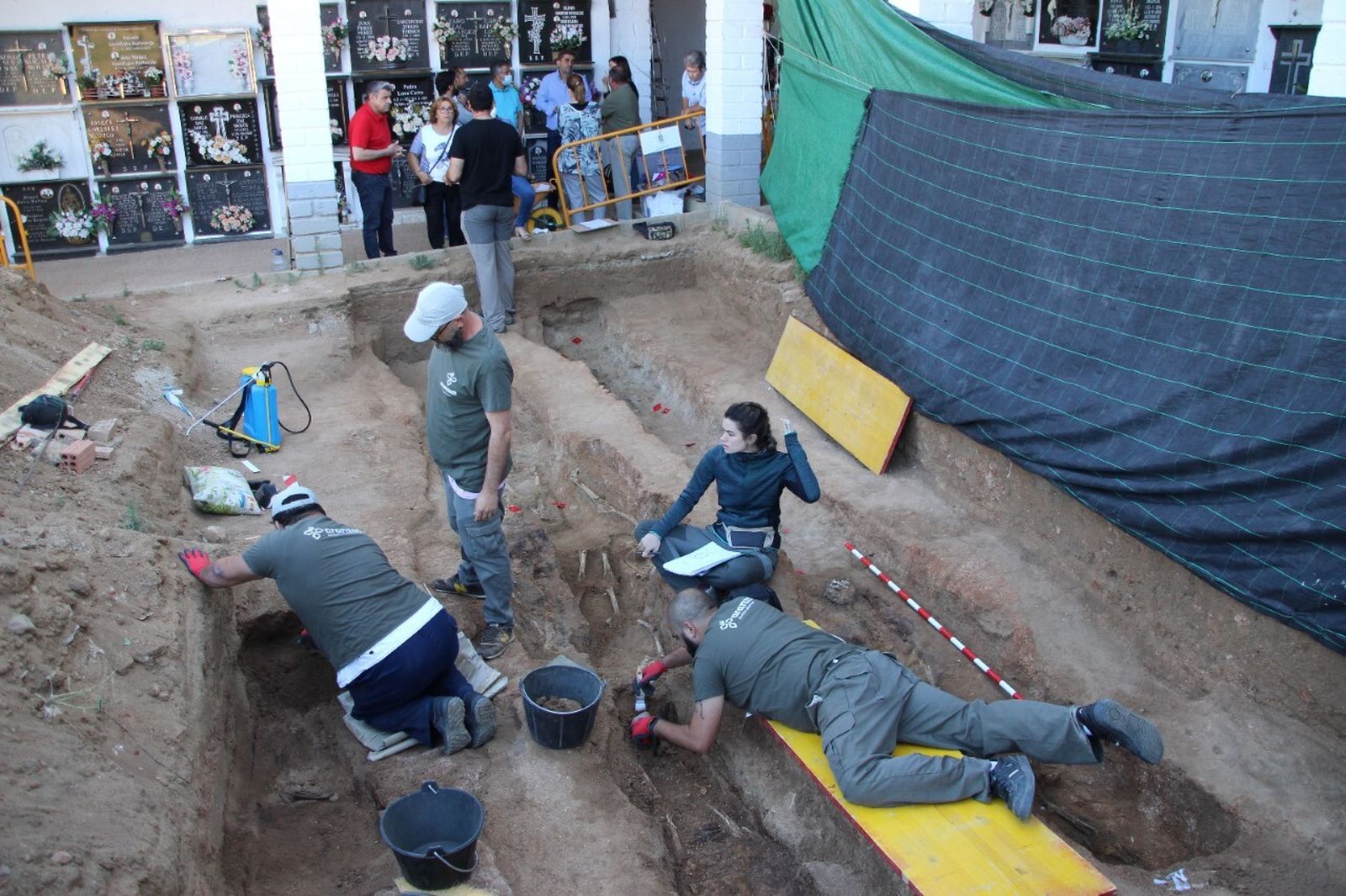 Trabajos en la fosa común de Hinojosa del Duque.