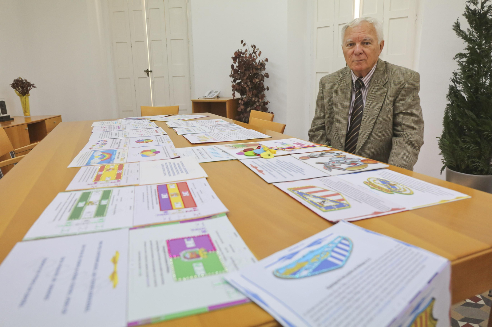 Antonio Manzanares con los paneles explicativos de su círculo cromático para invidentes.