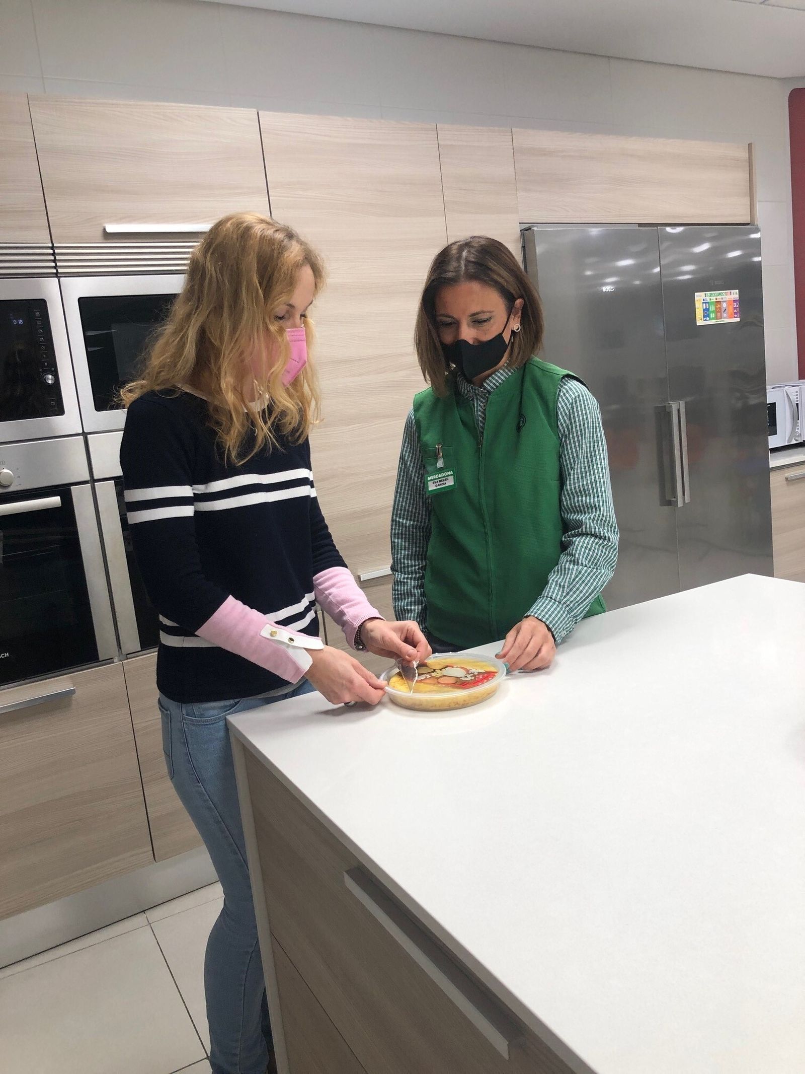 Eva Belén García trabaja en la tortilla de patatas con una clienta