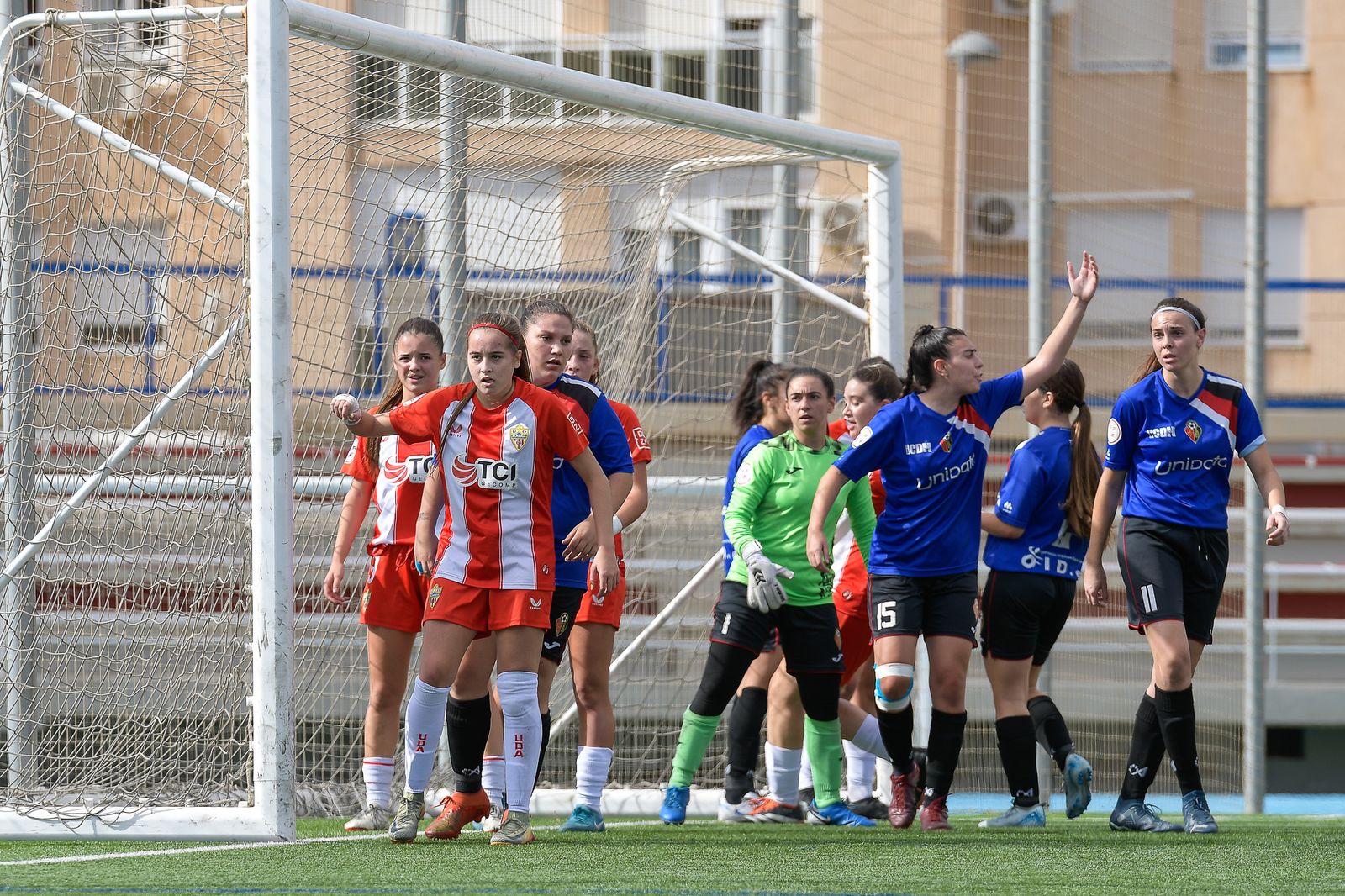 Las rojiblancas preparadas para rematar un saque de esquina en el que Conchita acabó haciendo el segundo tanto del partido.