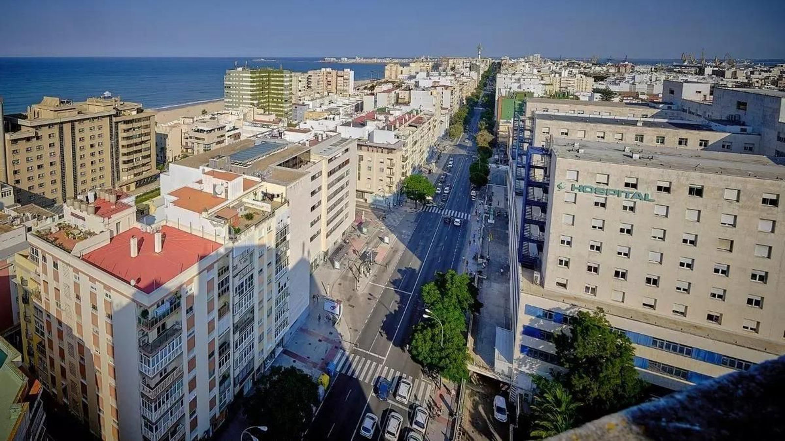 Vista panorámica de la avenida principal de Cádiz