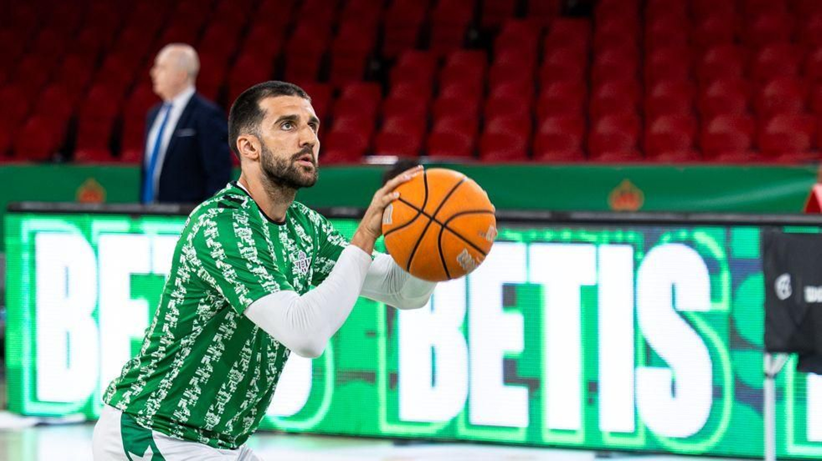 Cvetkovic lanza a canasta en un entrenamiento del Betis Baloncesto en San Pablo.