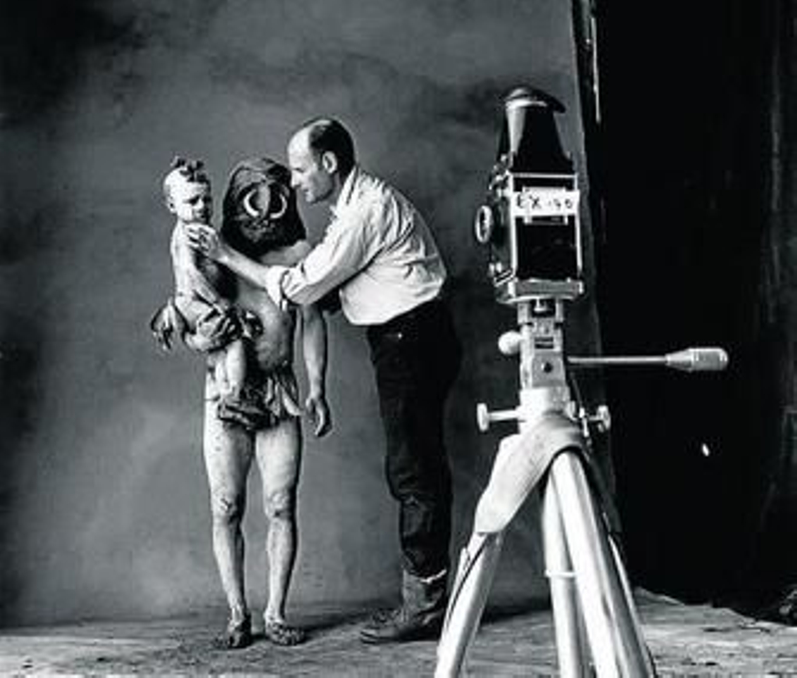 El fotógrafo Irving Penn en su estudio, en una imagen de archivo.