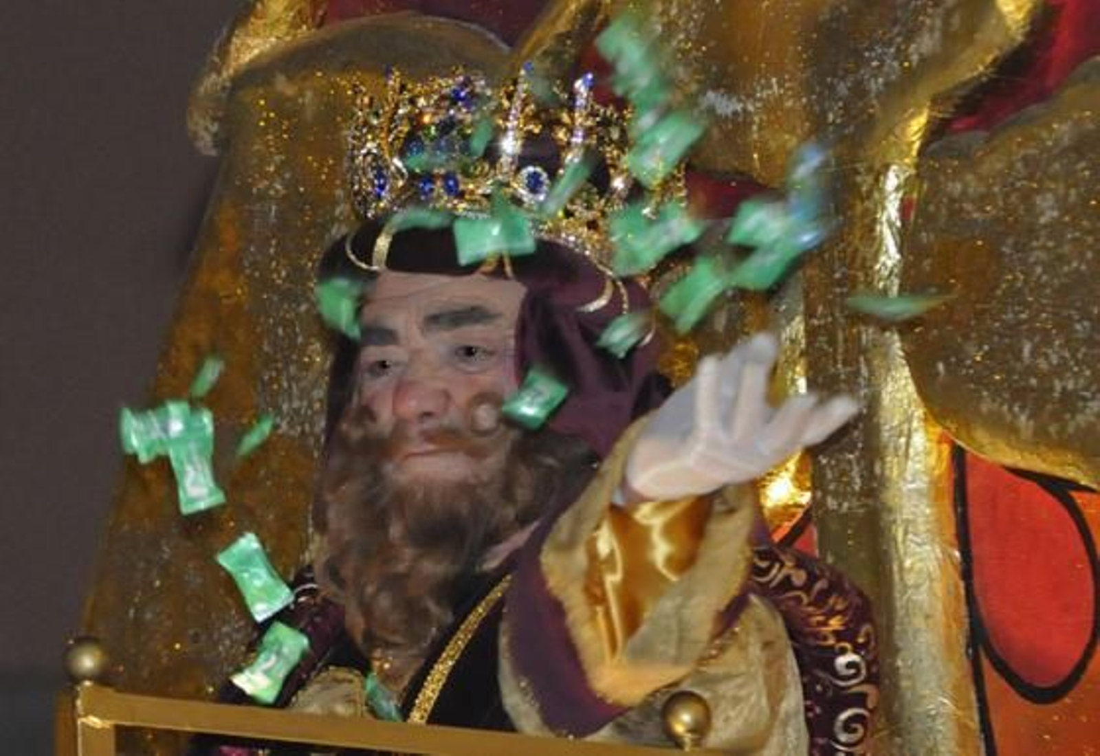 El rey Gaspar durante un momento del recorrido por la ciudad.

Foto: Juan Carlos Vázquez