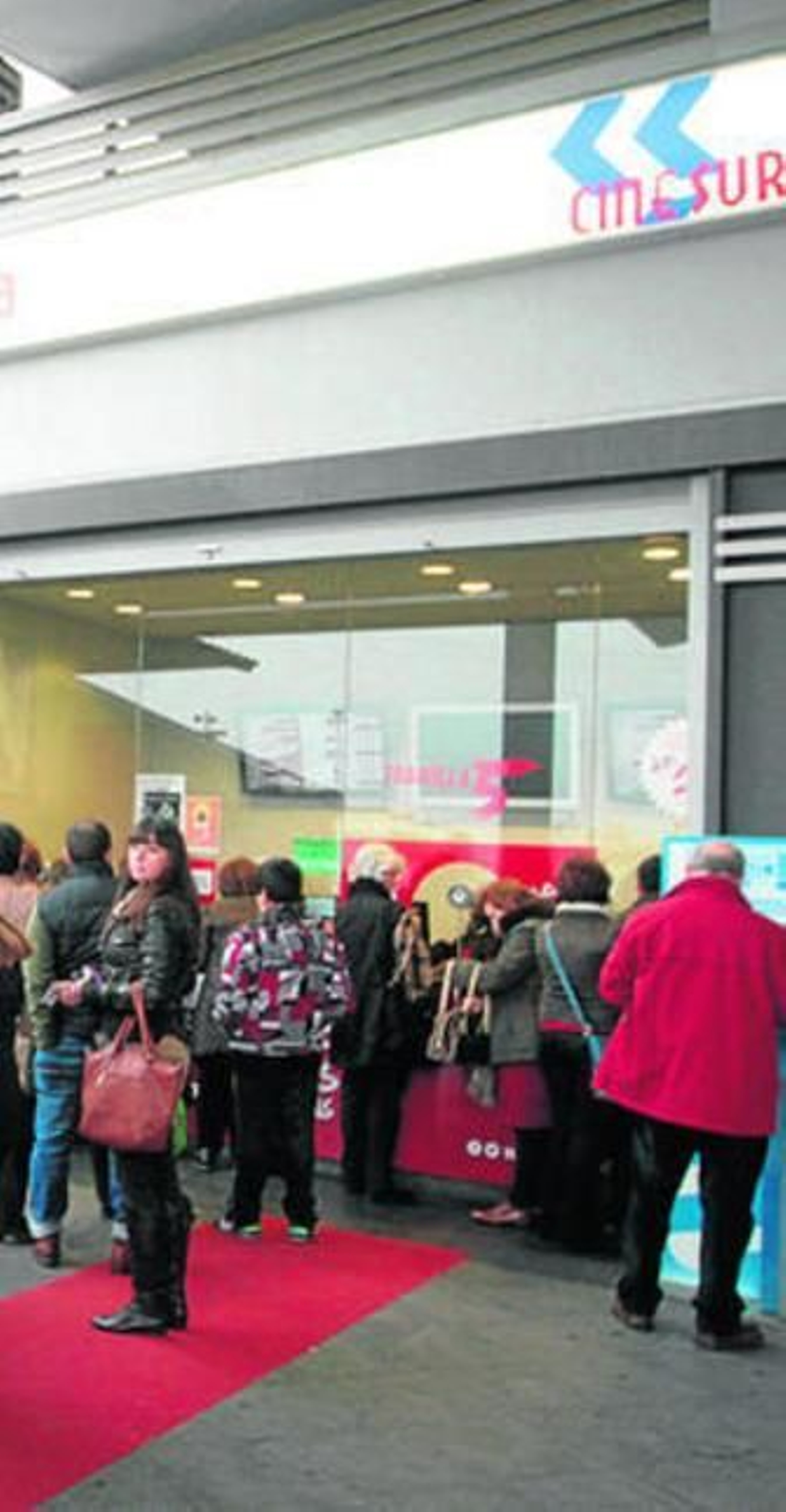 Público en el cinesur de El Tablero. Público en el cinesur de El Tablero.