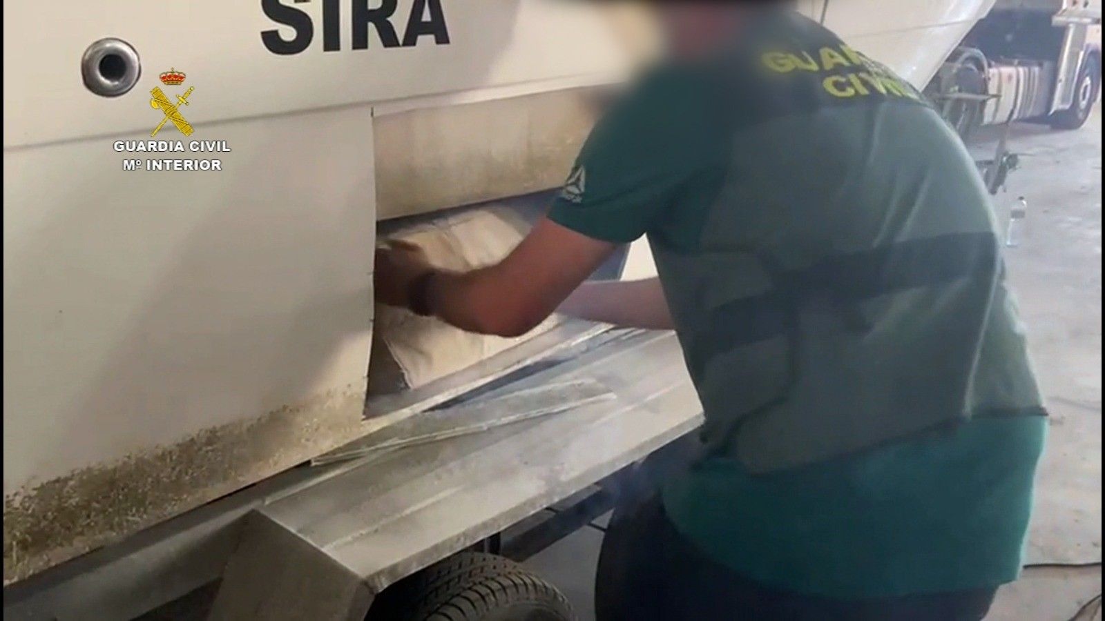 Imagen de archivo de la intervención de hachís en una operación de la Guardia Civil en una embarcación.