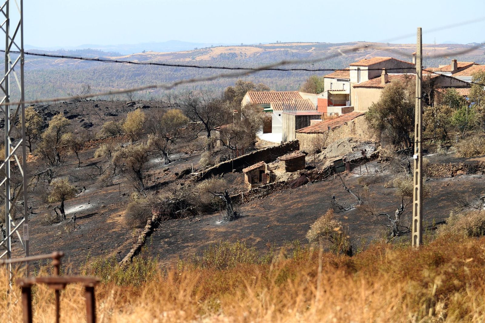 Imágenes de las zonas devastadas por el incendio de Almonaster la Real
