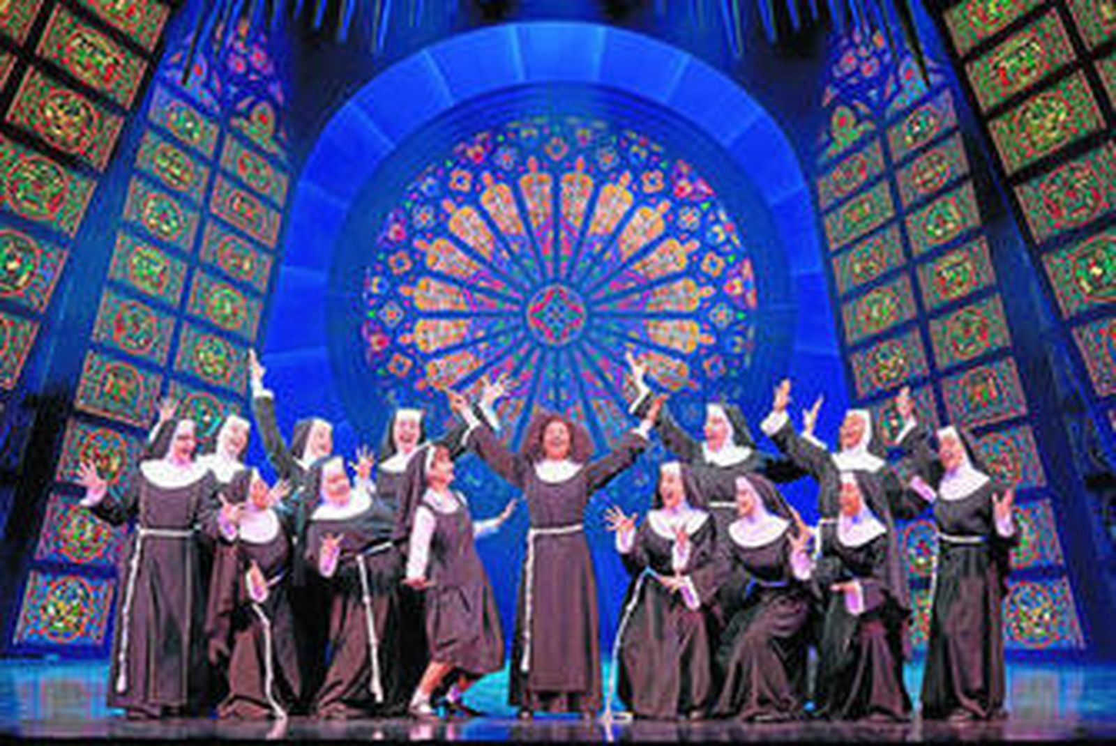 Deloris (Mireia Mambo) revoluciona el convento cuando se refugia en él tras haber visto un asesinato. Su labor en el coro transformará la comunidad religiosa.