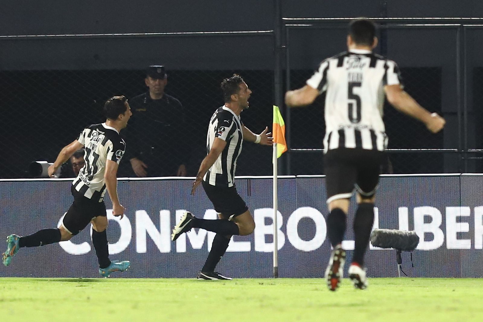 Roque Santa Cruz celebra uno de sus goles de 2022.