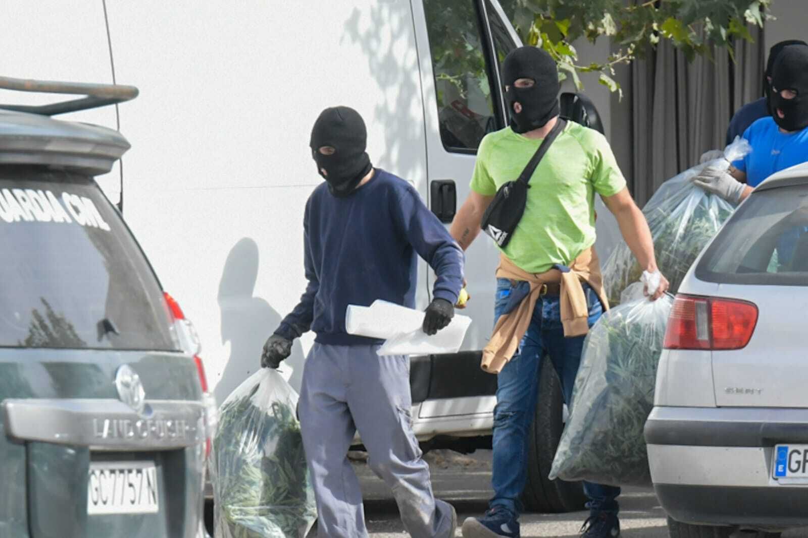 Imagen de archivo de agentes de la Guardia Civil incautan marihuana en una operación antidroga