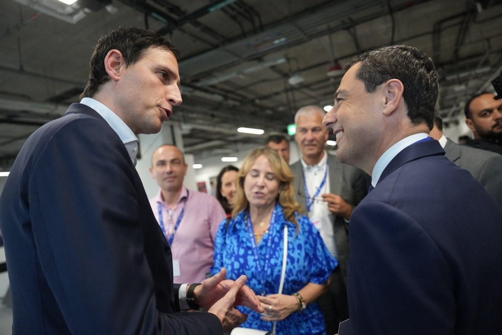 El presidente de la Junta, Juanma Moreno y el comisario de Acción por el Clima de la Unión Europea, Wopke Hoekstra, este sábado en la COP28 de Dubái.