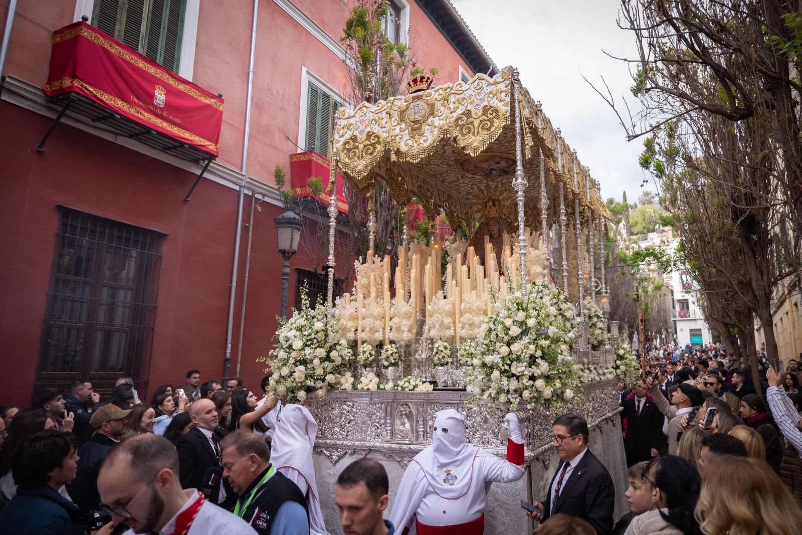 Las mejores fotos del nuevo recorrido por el Realejo de la procesión de la Aurora en el Jueves Santo de Granada