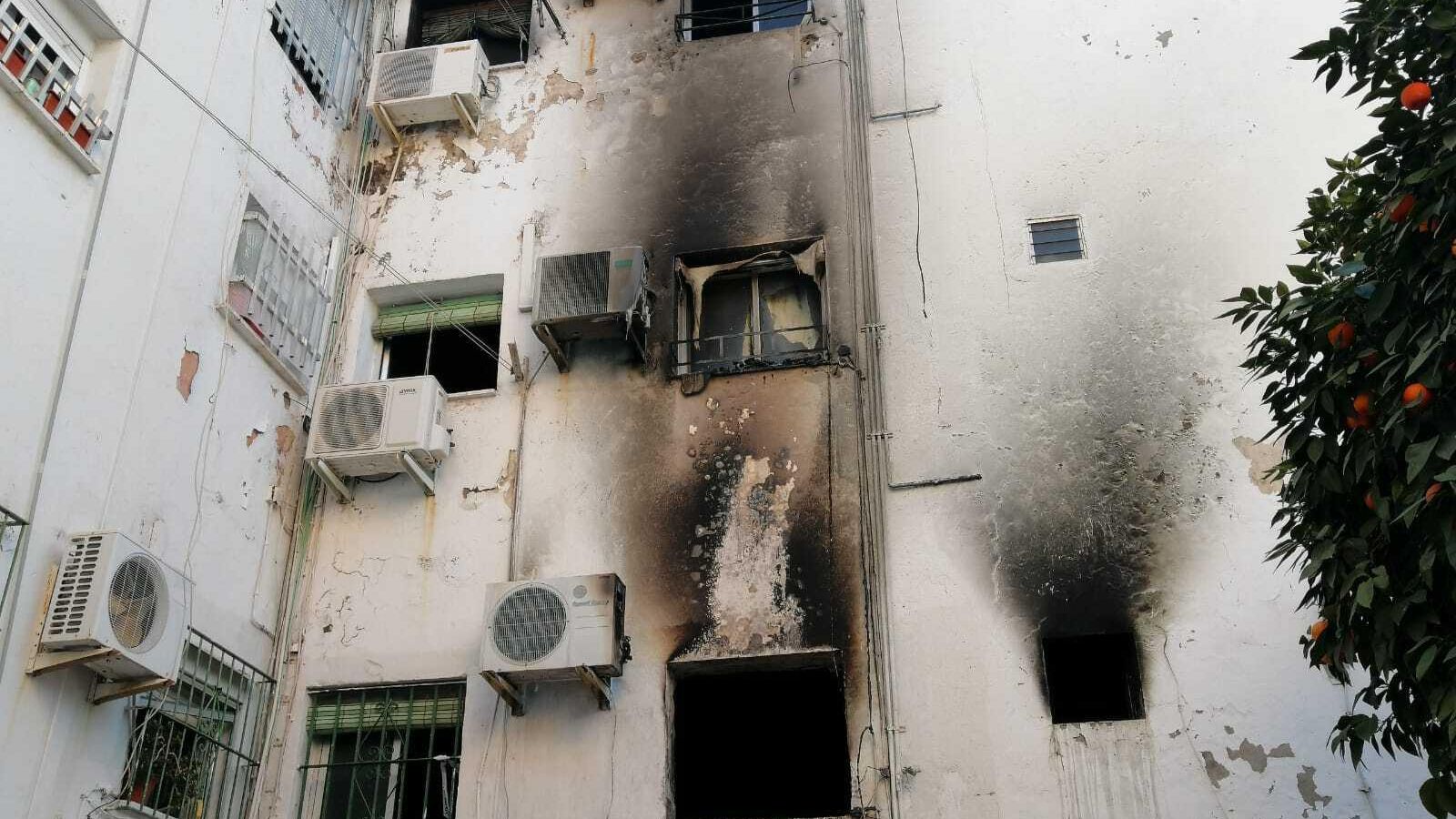 La facha exterior del bloque de la Candelaria tras el incendio.