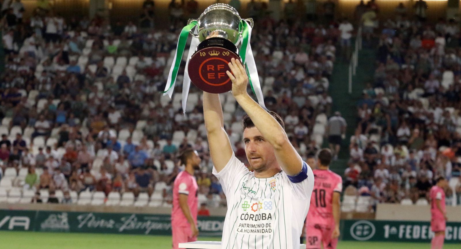 Javi Flores, capitán del Córdoba CF, ofrece a El Arcángel la Copa RFEF.