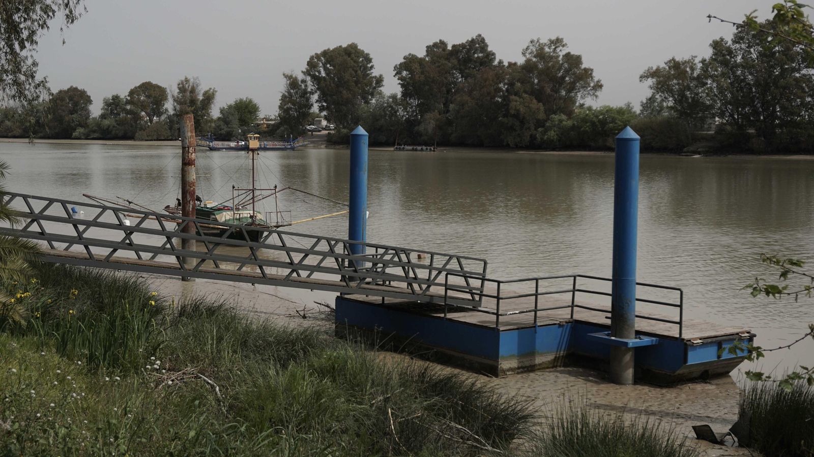 Pantalán inutilizado en Coria del Río que ahora se quiere ampliar.