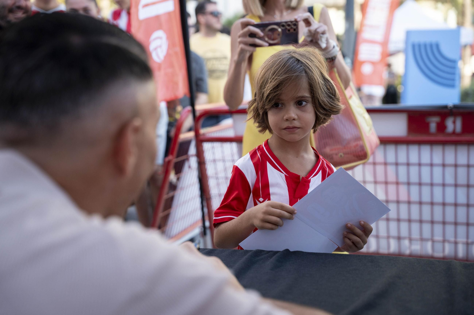 Los jugadores de la UDA Thalys y Andrés firman autógrafos