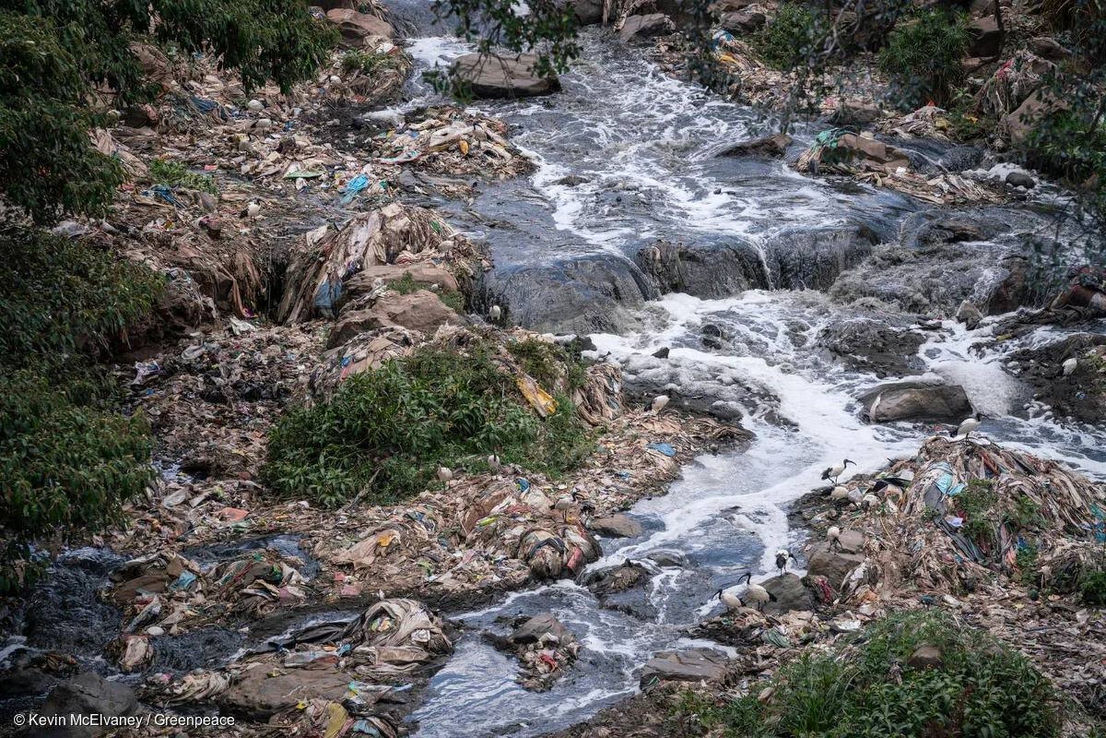 Residuos textiles en el curso de un río de Kenia