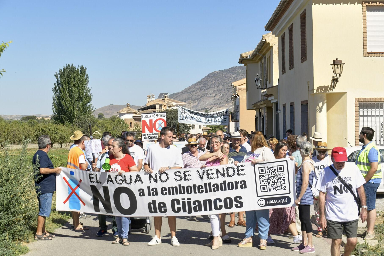 Así se han manifestado por las calles de Padul en contra de la embotelladora de Cijancos
