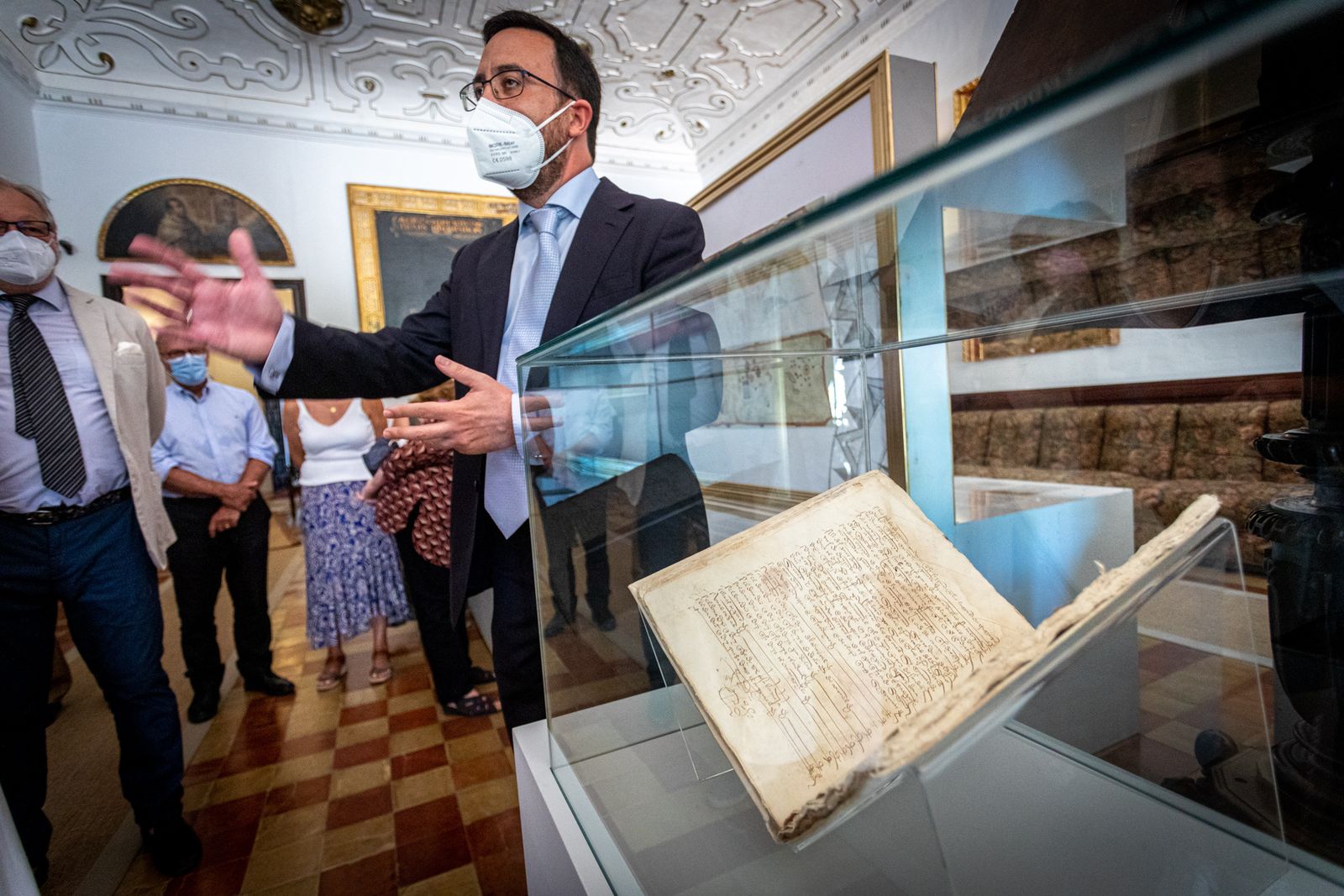 El comisario de 'La fábrica del mundo', Manuel Álvarez, durante el recorrido inaugural de la muestra en Sanlúcar.