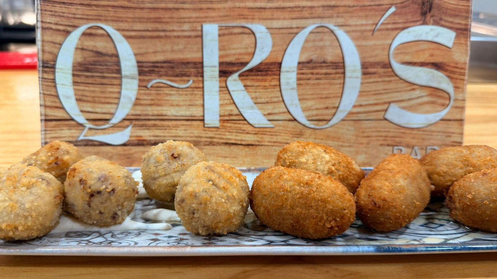 De izquierda a derecha, croquetas de cecina y de secreto con miel