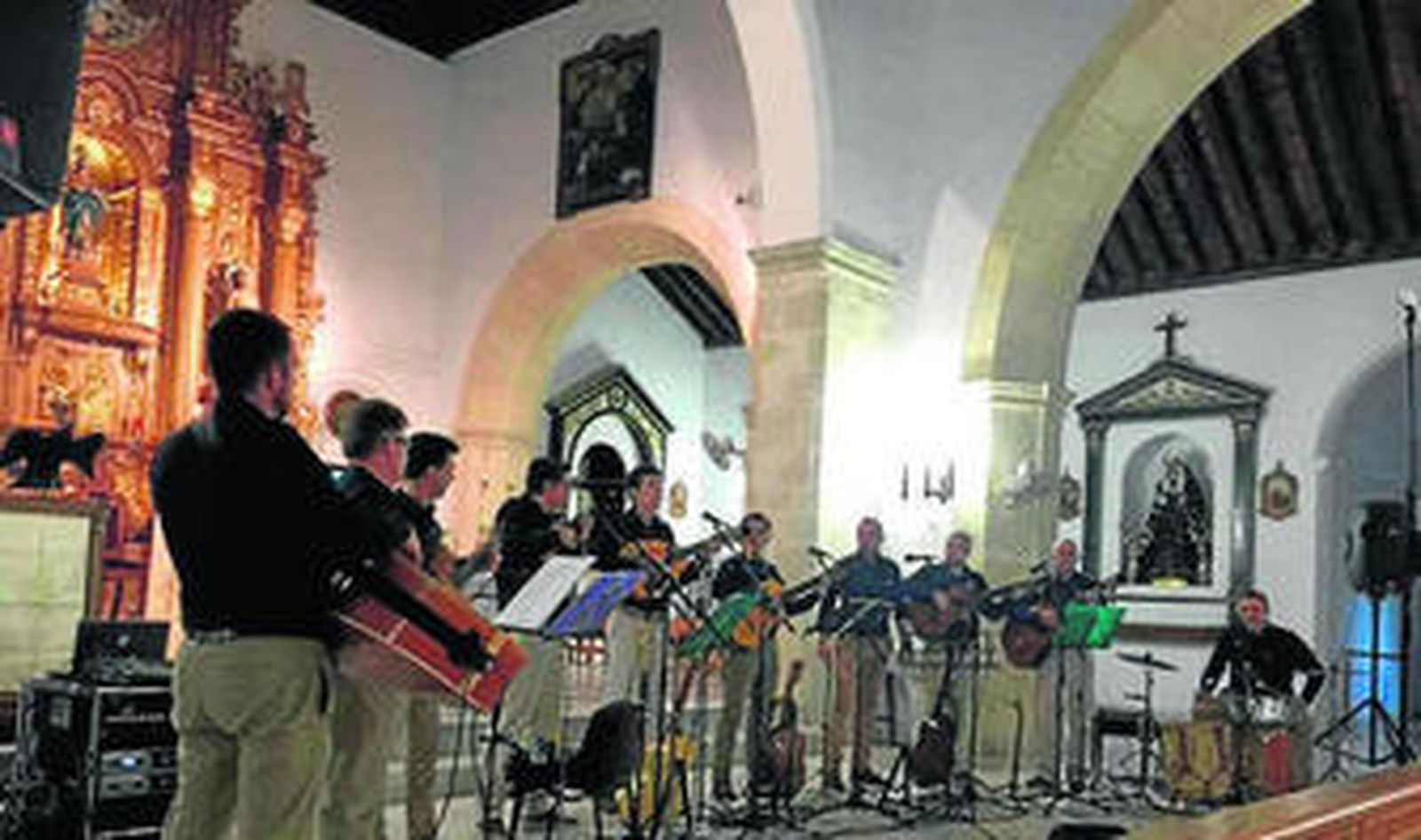 Los componente del grupo coral La Guardia de Dios durante la actuación.