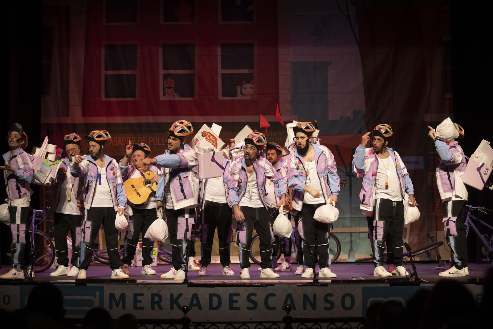 Imágenes de la actuación de la murga de Huelva '#QuedatEnCasa' en el Carnaval Colombino