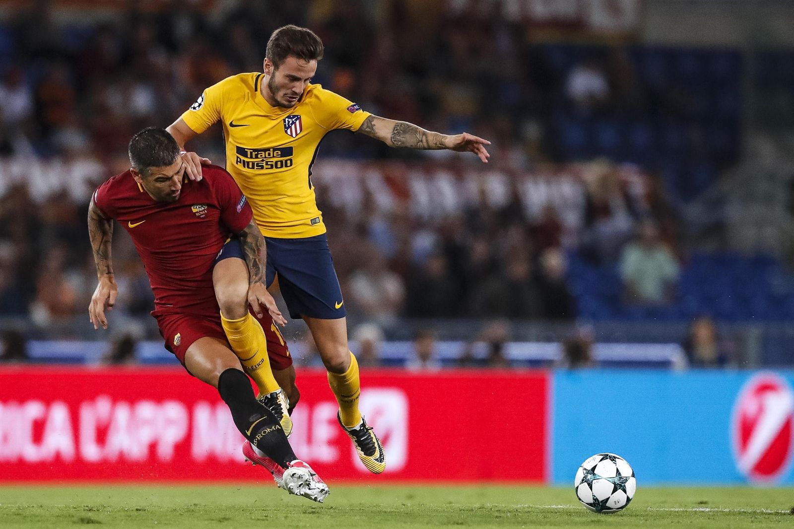 Saúl Ñíguez pelea por una pelota.