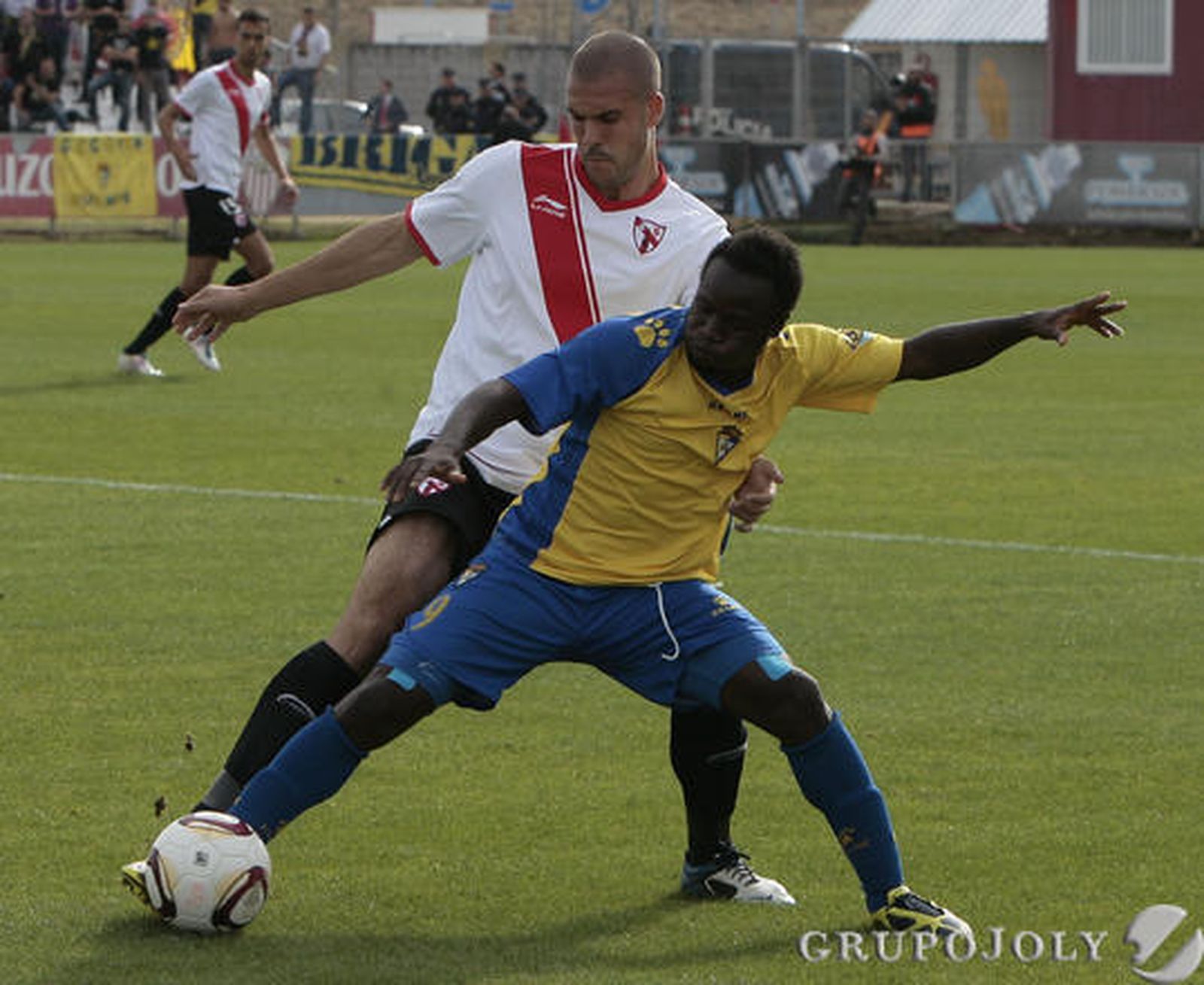 Akinsola pelea un balón. 

Foto: Jose Angel Garcia