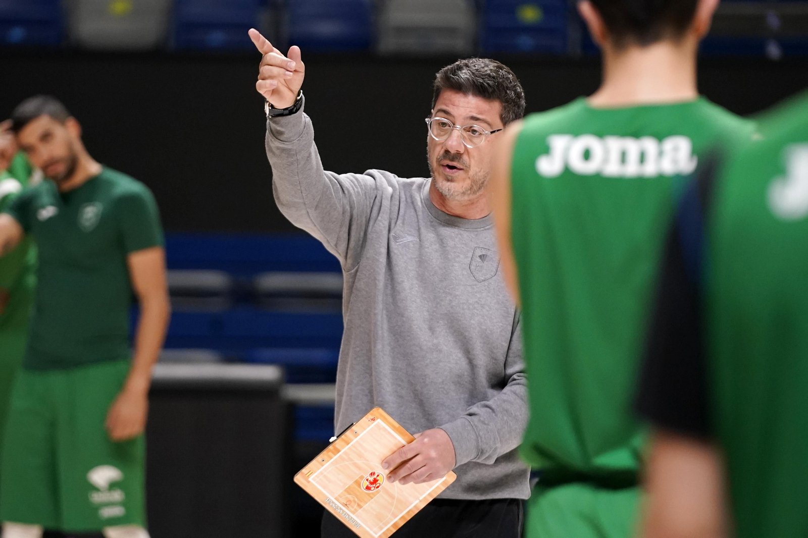 Katsikaris da órdenes en un entrenamiento en el Carpena.
