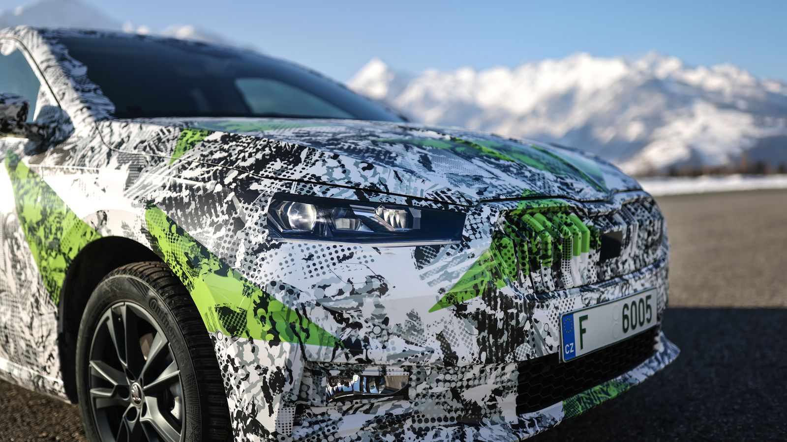 Frontal impactante con faros LED.