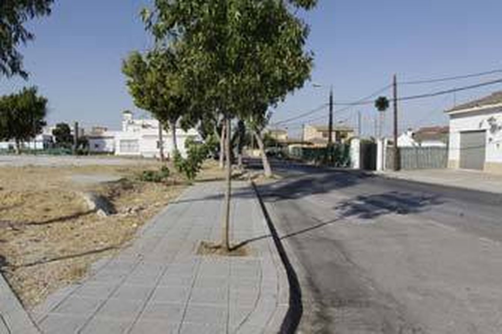 Imagen de la entrada a la barriada Las Flores, ayer. /Miguel Ángel González