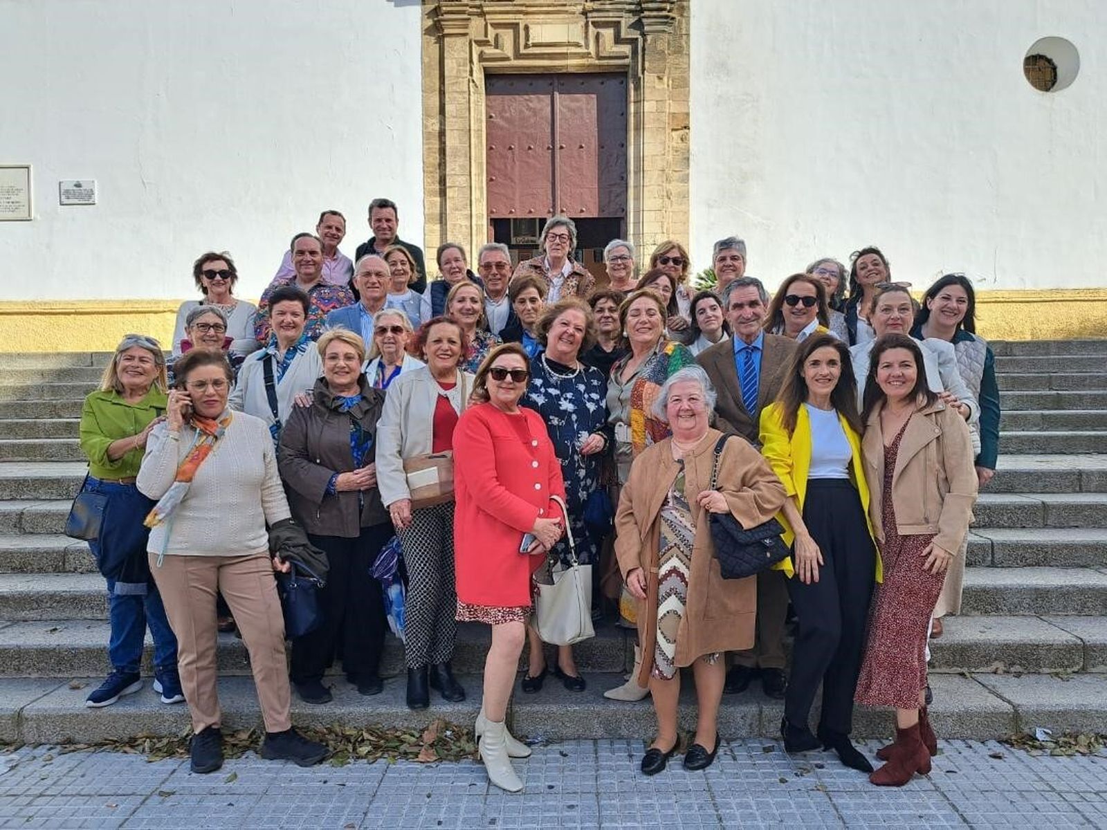 La homenajeada Rosario Brun Jiménez, con todos los compañeros, tras finalizar el almuerzo celebrado con motivo de su reciente jubilación tras 45 años de actividad profesional.