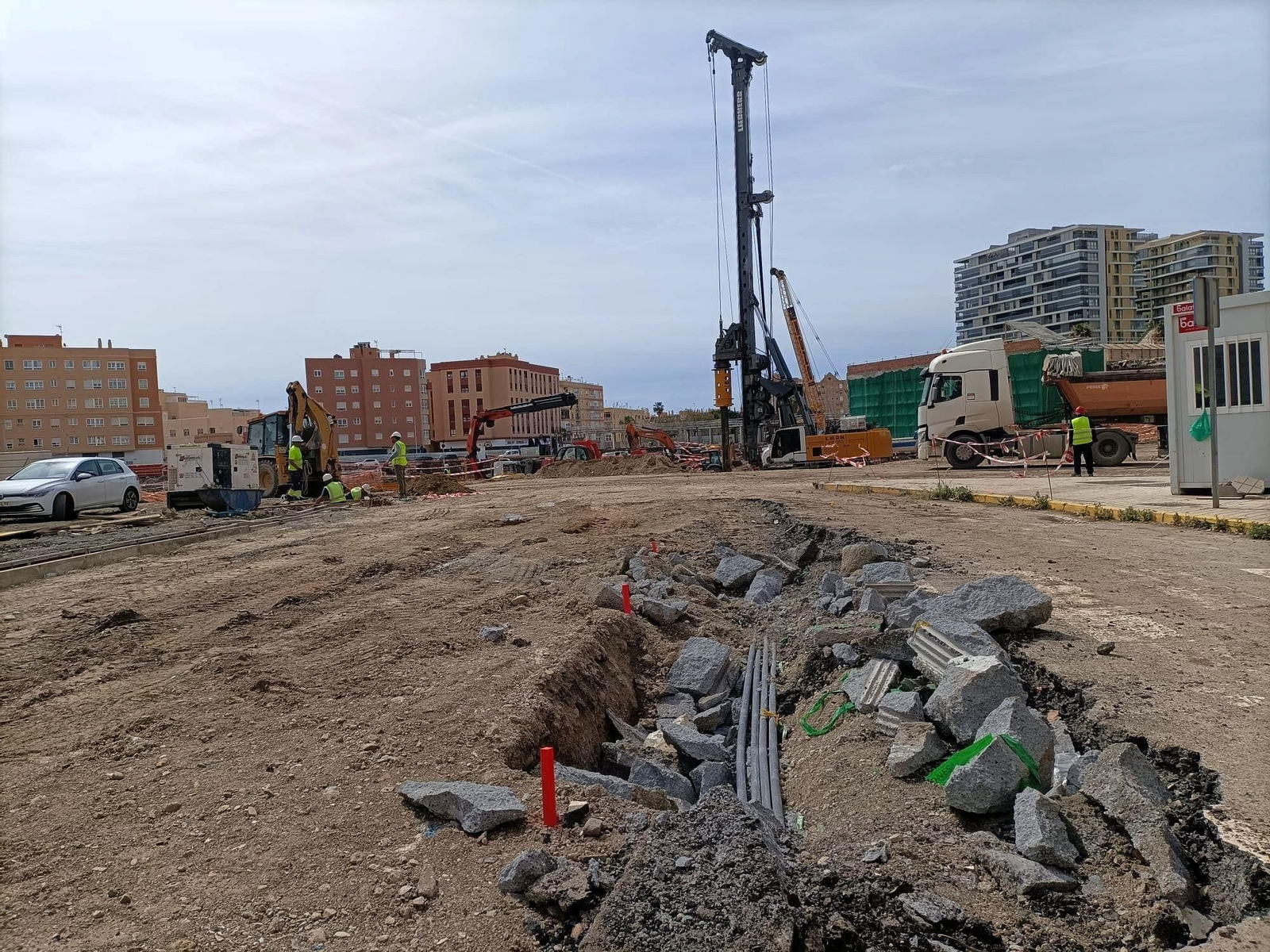 Obras en la avenida del Mediterráneo con el puente desmantelado