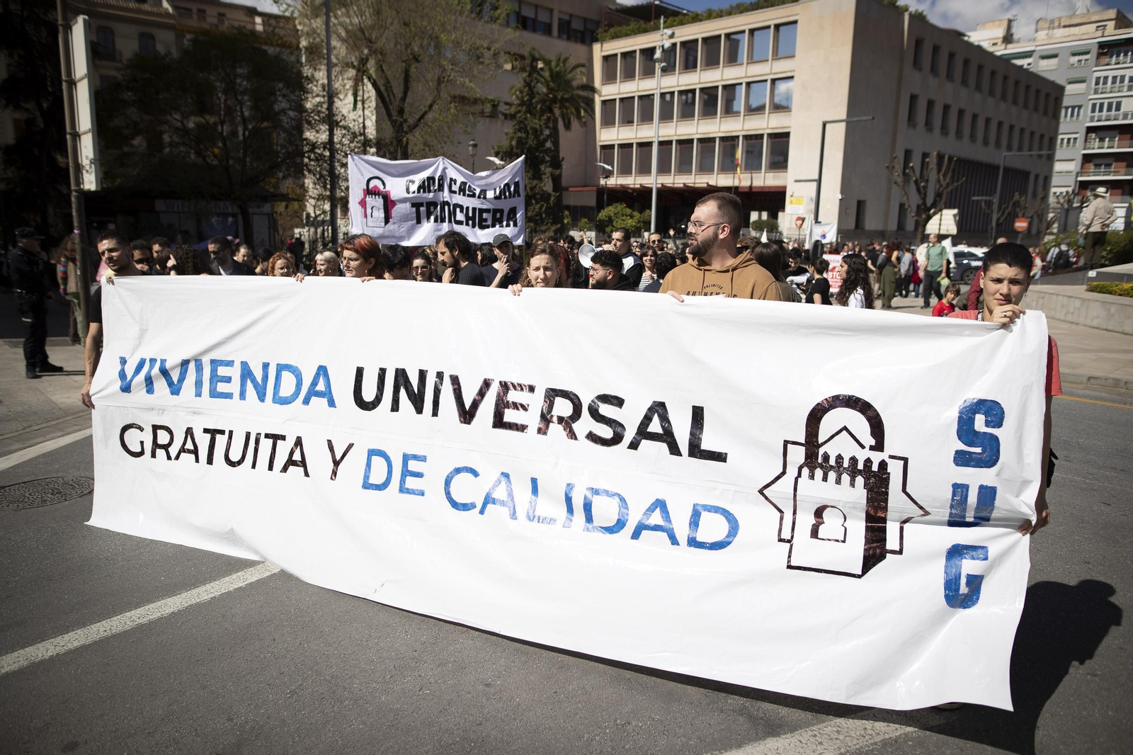 Todas las imágenes de la manifestación contra "el negocio de la vivienda" en Granada