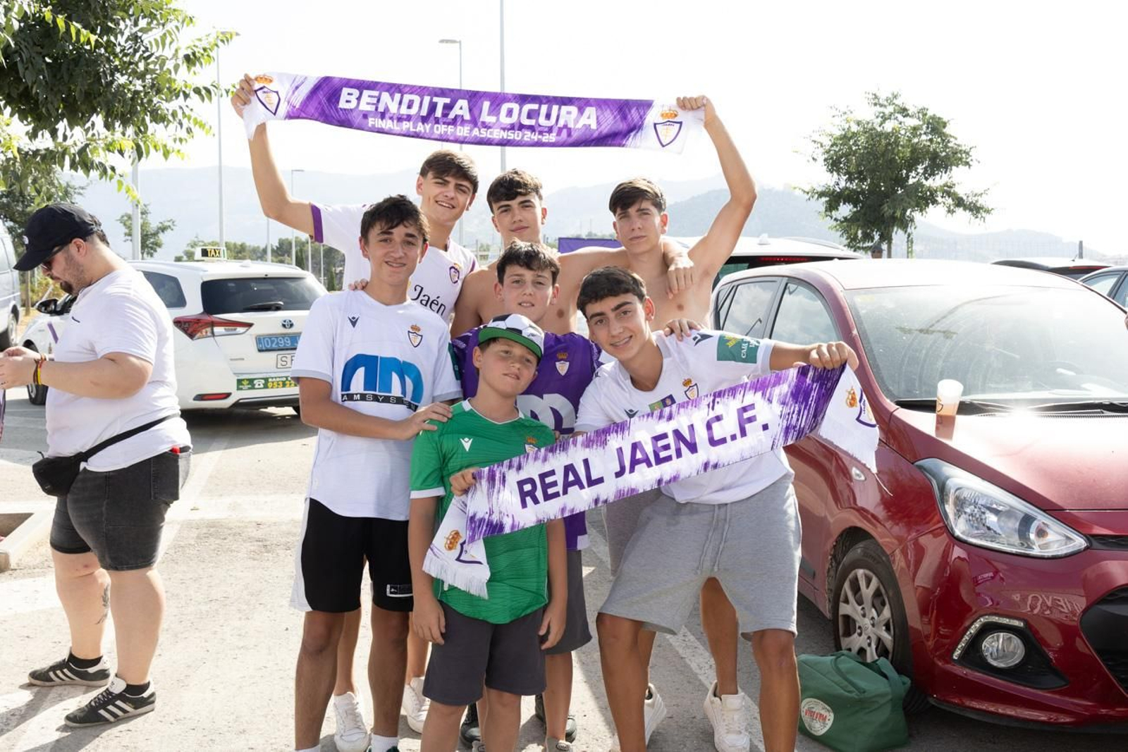 El épico recibimiento de la afición lagarta al Real Jaén, en imágenes