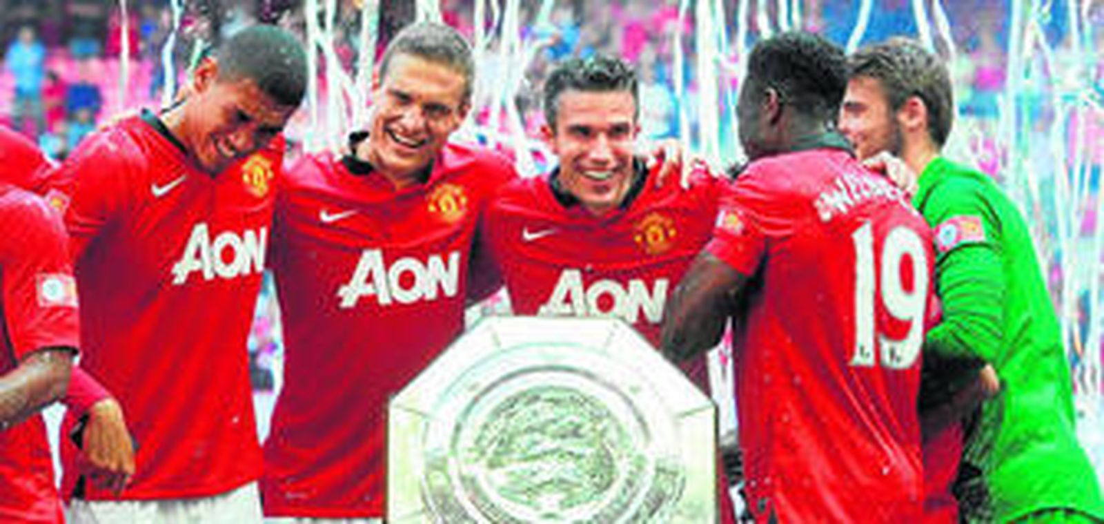 Los jugadores del Manchester United Smalling, Vidic, Van Persie, Wellbeck y De Gea celebran la conquista de la Community Shield.