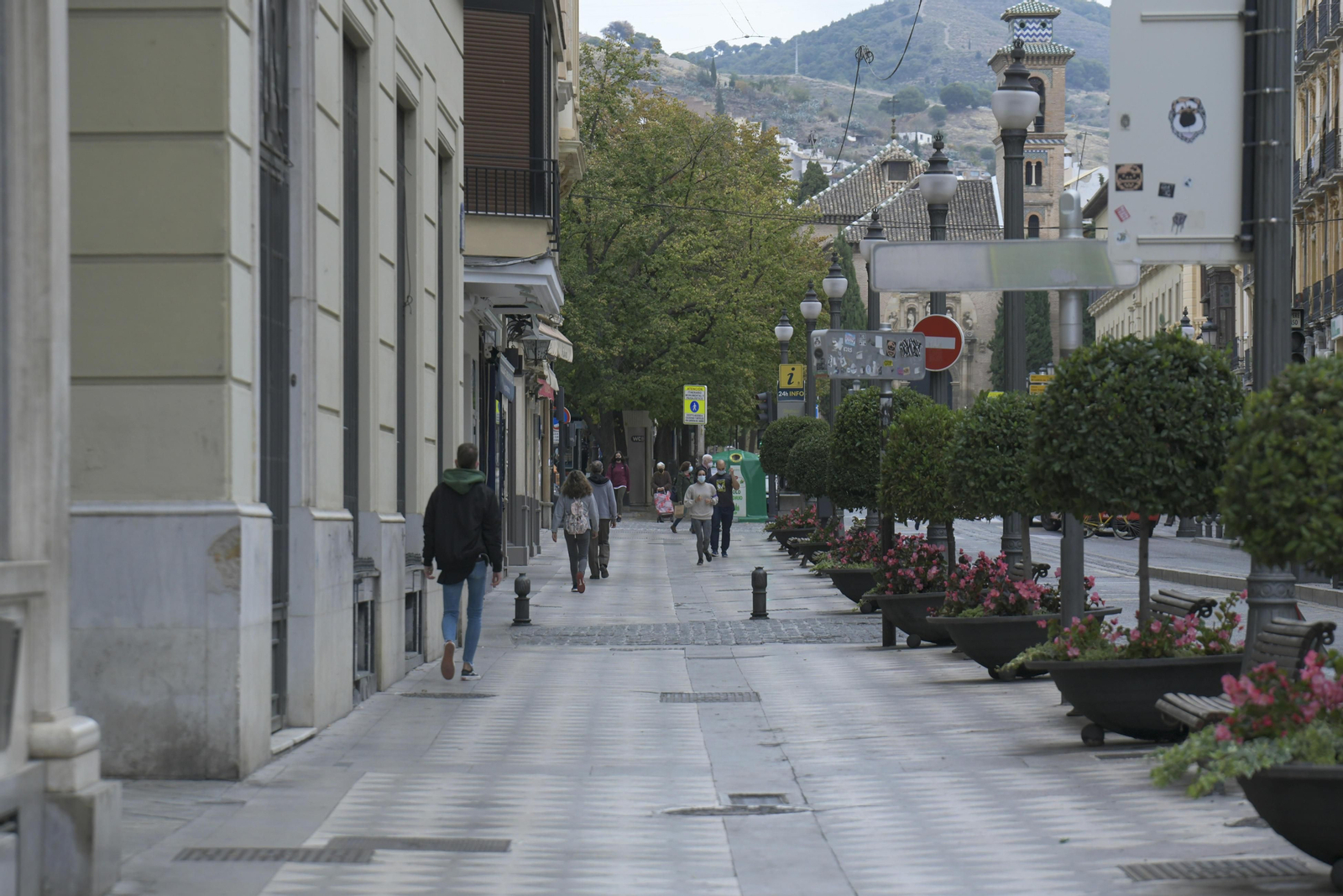 Calle Reyes Católicos prácticamente vacía por el cierre de comercios y bares