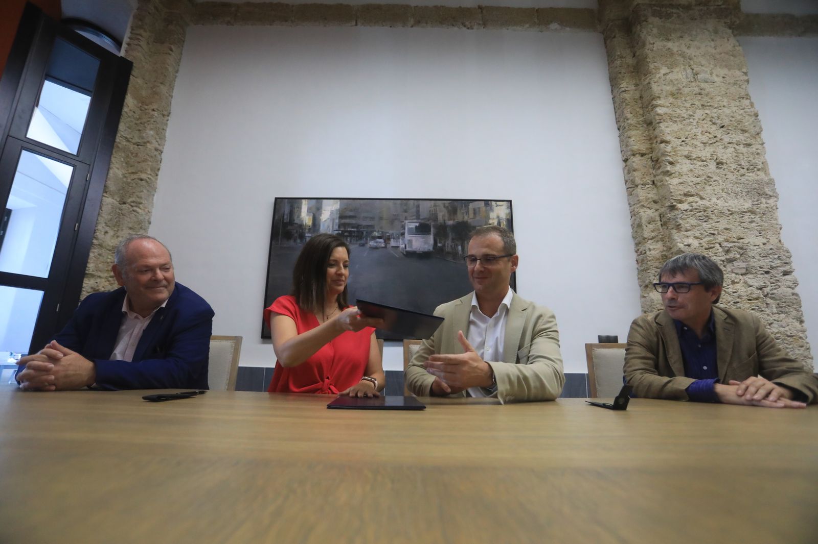 Momento de la rúbrica del convenio para llevar gas canalizado a varias sedes deportivas municipales.