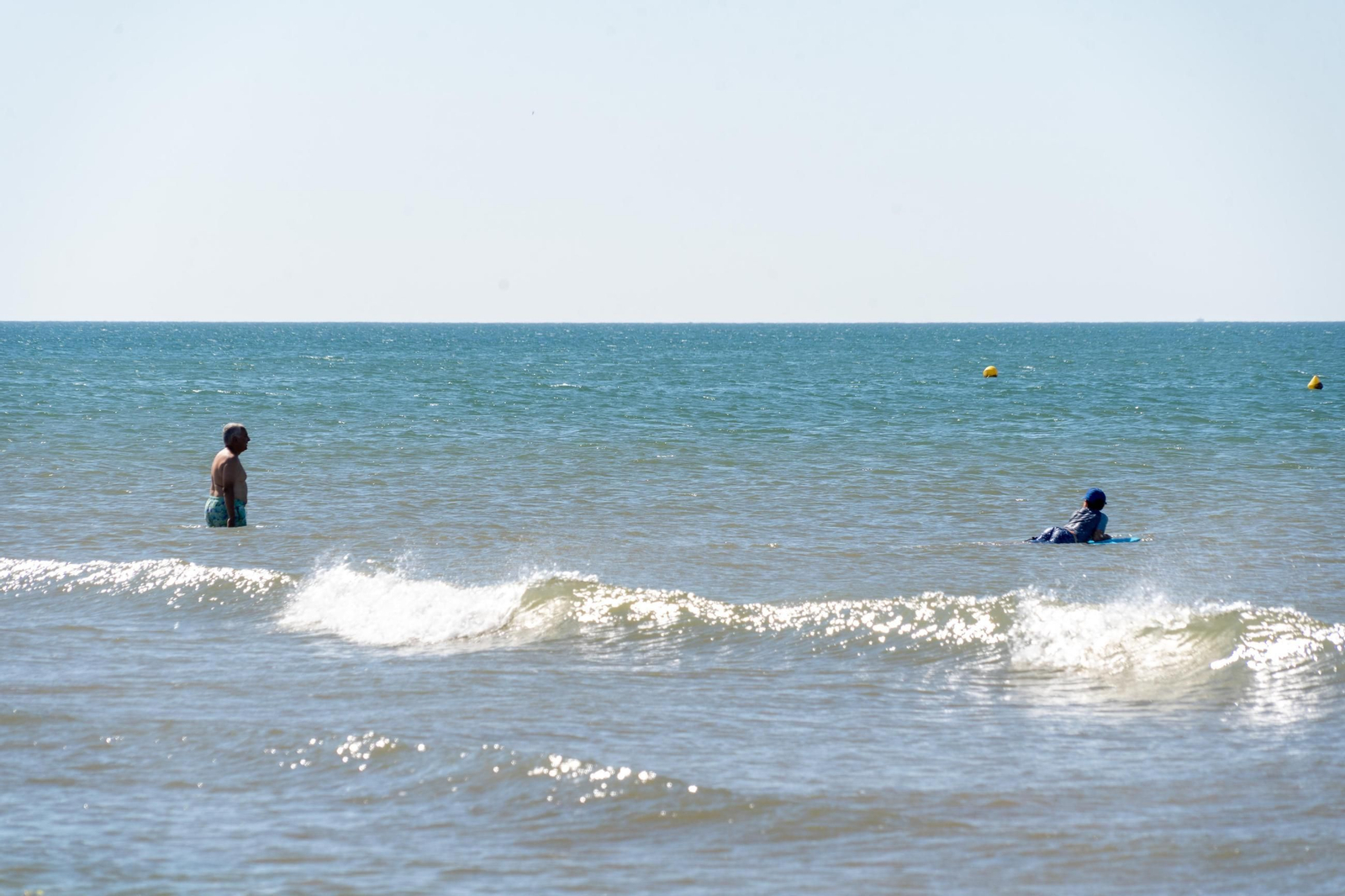 La Playa de la Bota este domingo, soleada, viva&nbsp;y&nbsp;con&nbsp;brisa
