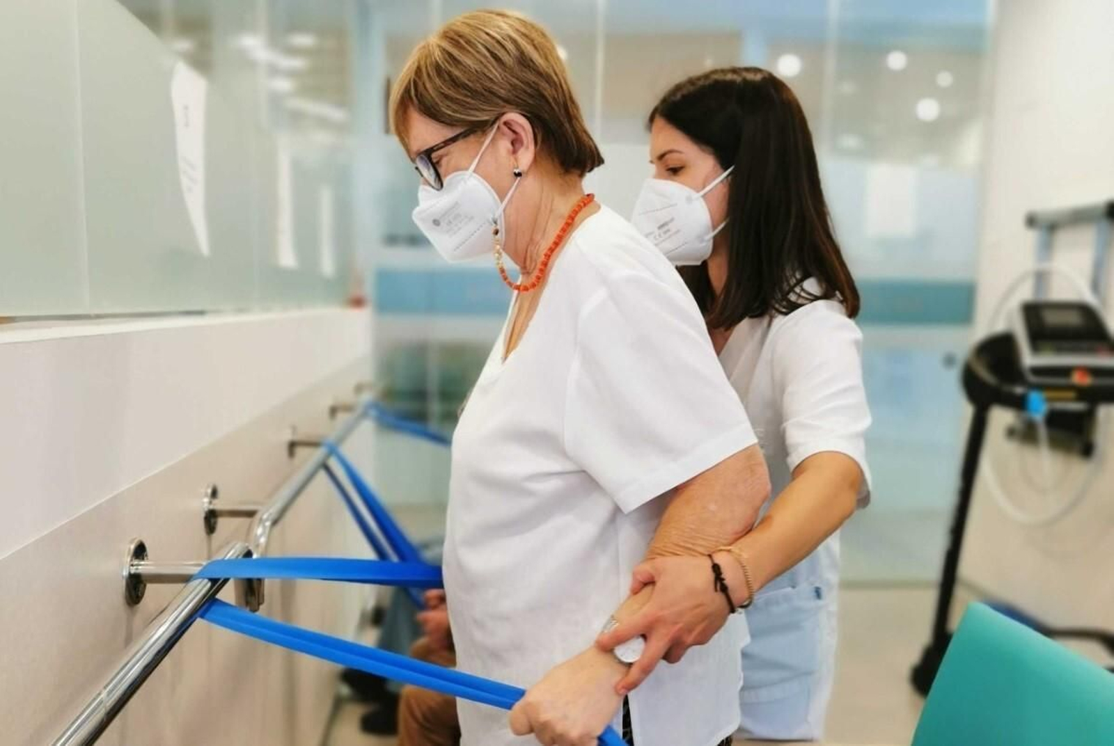 Una persona mayor durante la rehabilitación